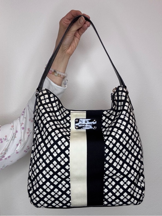 kate spade Handbags - Kate Spade Classic Spade Mona shoulder bag in black and cream EUC Y2K